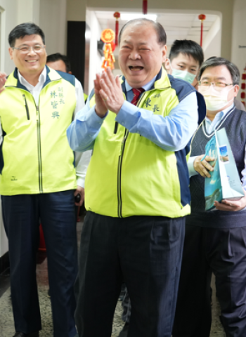 澎湖縣長陳光復致贈同仁春節紅包，帶給大家整年好運氣與滿滿祝福