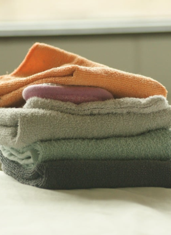 毛巾清潔大揭秘:一招解決「又臭又滑」問題,恢復潔淨柔軟