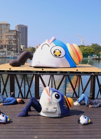 年年有「魚」!魚頭君14米長氣偶現身安平運河,黃偉哲市長搭船開箱送上新春祝福