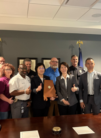 世警消運動會臺灣代表團拜會美國執法機構　臺美警政首長座談熱絡共談打詐與毒品防制