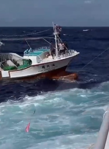 雙颱擾臺 海象惡劣　海巡千浬苦戰五日成功救援漁船傷患