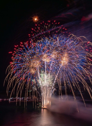 2025澎湖國際海上花火節望安壓軸登場　煙火秀吸引逾3,600人湧入共享島嶼之夜