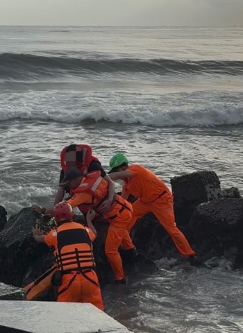 臺南黃金海岸戲水民眾驚遭浪捲 海巡署人員奔赴馳援