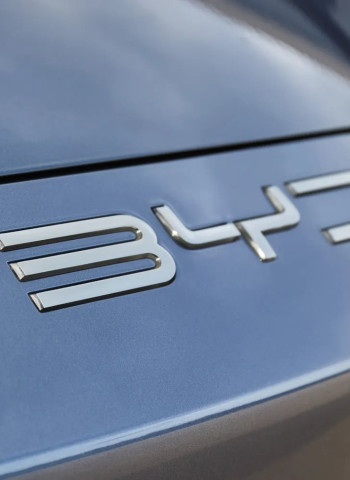 比亞迪推出全新兆瓦級閃充技術 5分鐘充電可續航400公里