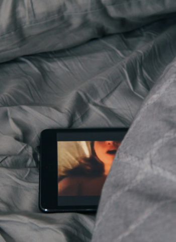 印度大學教授涉嫌性侵女學生並偷拍散布影片 落網後手機藏65段影像