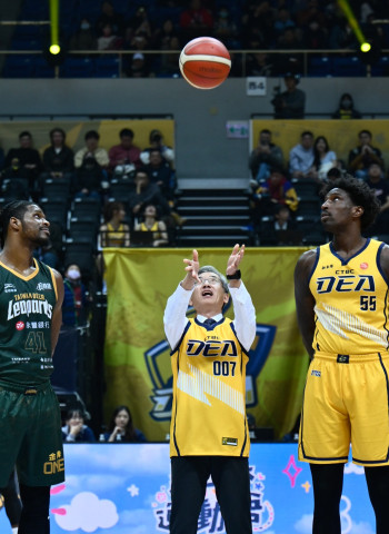 調查局陳白立局長應邀「新北中信特攻籃球隊」主場開球 號召熱血球迷加入「打詐．反毒」行列