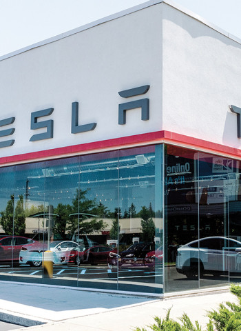 男子駕駛特斯拉衝撞經銷商 抗議氣候變遷遭控重罪