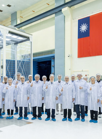 賴清德總統視察「福衛八號」進展及產業深耕計畫成果　期許產學研共同為啟運及發射做好萬全準備