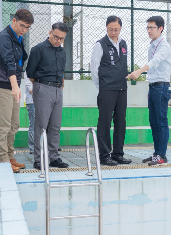 桃園市長張善政視察停用35年平鎮游泳池　拍板改建複合式社會住宅納運動設施