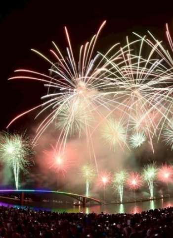 世界級煙火秀震撼澎湖！Lieto Fireworks璀璨煙火點亮夜空，吸引萬人齊聚