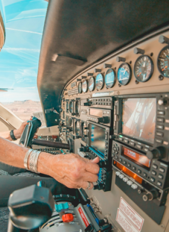 113年職類薪資揭露產業分化　機師月薪突破32萬、住宿餐飲業主管敬陪末座  基層最低2.9萬元