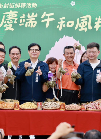 高雄三鳳中街百人封街包粽 首度結合日式文化 市長陳其邁親自體驗端午民俗