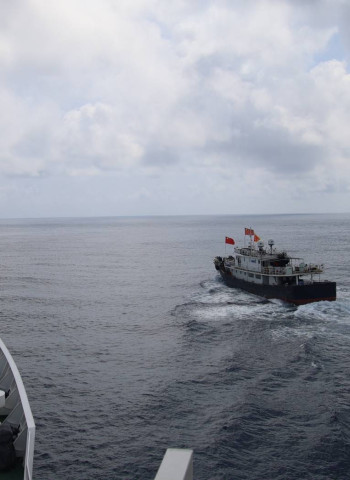 海巡署大型艦船巡弋東沙 以水砲強勢驅離越界陸船