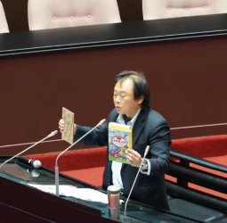 數發部花6千萬做打詐APP卻負評如潮，王世堅批飯桶數發部，行政院長卓榮泰幫忙緩頰