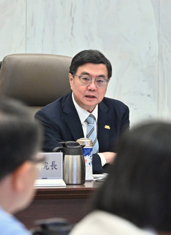 行政院長卓榮泰主持道安會報，強化行人安全與駕照管理改革，盼達成2050年道路交通事故零死亡目標