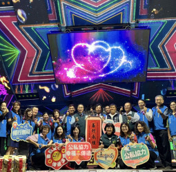 安定慈善會三度捐贈復康巴士　黃偉哲感謝共創無礙城市