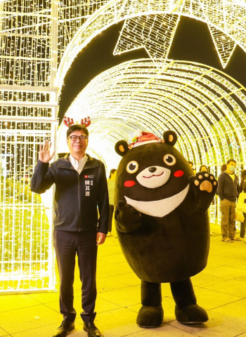 高雄市長陳其邁點亮高雄永恆星冠聖誕樹 高雄聖誕生活節正式登場，中央公園浪漫光影引爆冬日熱潮