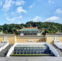 故宮博物院榮獲交通部「十大觀光亮點」獎殊榮　百年院慶人氣再攀高峰