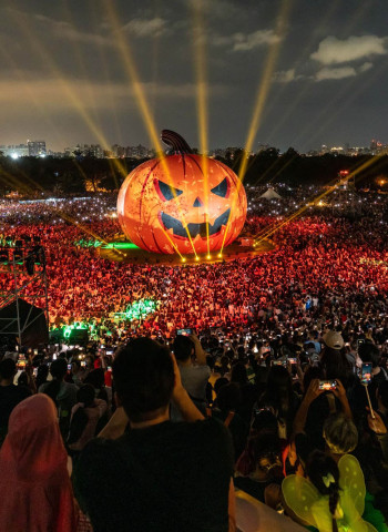 2025高雄萬聖節首度移師衛武營 30萬人共襄盛舉 市長陳其邁「地味」裝扮驚喜現身