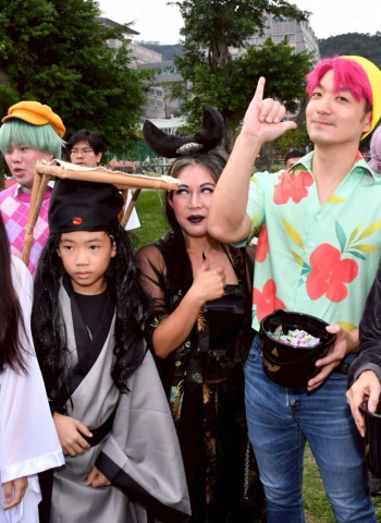 臺北市長蔣萬安化身Saja Boys成員出席「天母搞什麼鬼萬聖節嘉年華」 與市民同樂