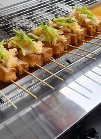 台東港式臭豆腐 外酥內嫩炭火堅持 烤出一塊塊記憶裡味道