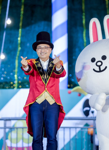 LINE FRIENDS、李雅英同台點燈 新北市長侯友宜宣布「2025新北歡樂耶誕城」正式開城