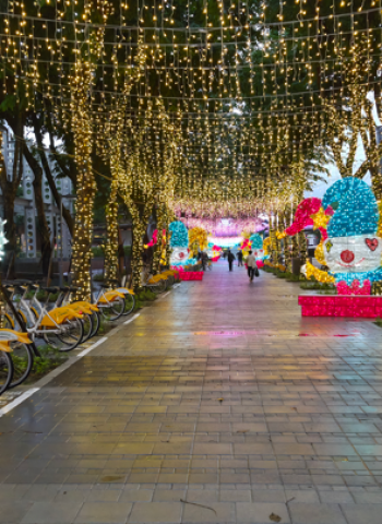 新北市府廣場周邊人行道翻新完工 歡樂耶誕城增添城市亮點，市民通行更安全