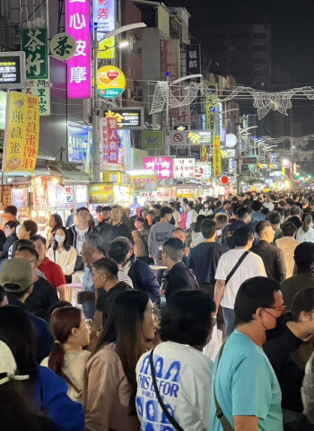 高雄六合夜市人潮爆發　攤商讚演唱會帶動業績翻倍　感謝高雄市府打造觀光商機，夜市人氣與商機雙提升