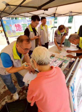 臺南市白河地政參與白水溪社區巡迴醫療 宣導地政服務與防詐利器「地籍異動即時通」