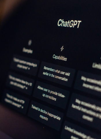 當AI生成內容正式超越人類創作 研究:網路文章一半以上由AI撰寫,中正企管系MBA開AI新課程