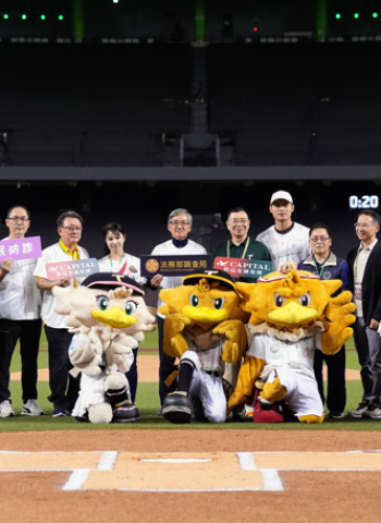 調查局號召球迷響應「群鷹會、全民齊防詐」　大巨蛋職棒賽場化身反詐宣導舞台