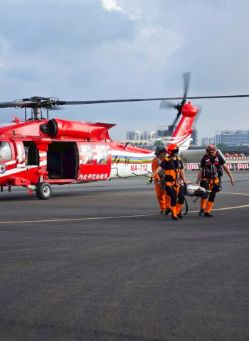 空勤吊掛緊急救援 海巡展現兩岸人道救援 成功後送中國籍船員安全就醫