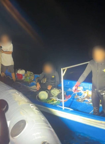 中國海警、漁船接連侵擾東沙海域 海巡署嚴正執法登檢扣留1艘小舟