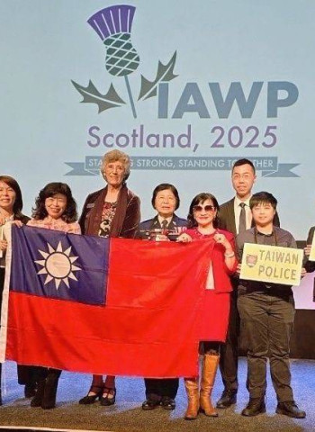 讓世界看見臺灣 警政署副署長廖美鈴親赴英國格拉斯哥受頒IAWP領導統御獎