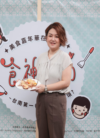 千人搶鮮!手臂長龍蝦驚豔藍晒圖 臺南津選生活食神灶動美食嘉年華掀起餐桌革命