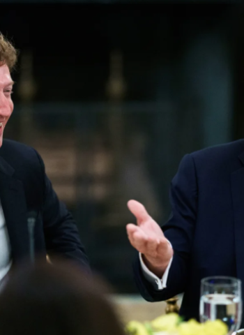 川普週四宴請科技巨頭 警告未回美設廠晶片公司將面臨「可觀」關稅 蘋果等國內投資企業可豁免