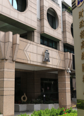 國人出售境外不動產予二親等內親屬 財政部提醒須保存支付價款證明辦理贈與稅申報