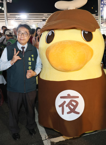 暑假最後一波！黃偉哲市長攜手夜奇鴨快閃大東夜市 發放限量50元夜市券共度歡樂夏夜