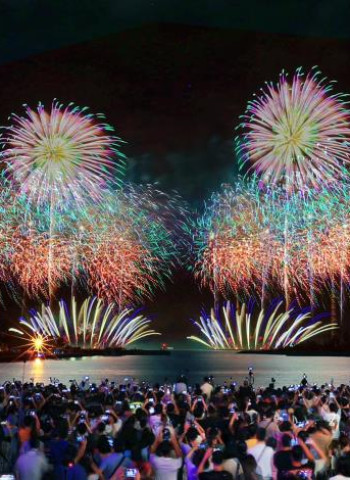 臺南夏日音樂節「將軍吼」第二夜熱力登場 美秀集團壓軸開唱 16吋彩色千輪煙火點亮港灣夜空