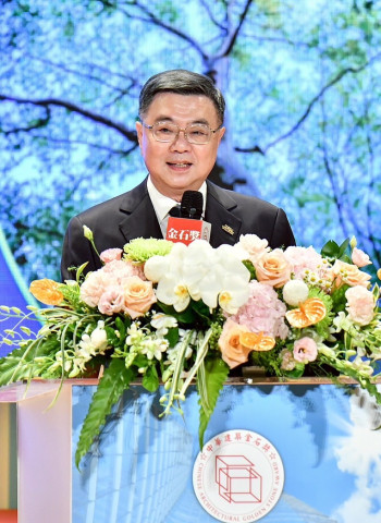 行政院長卓榮泰頒發中華建築金石獎　肯定建築界成就 期勉公私協力推動淨零、均衡臺灣與都市更新