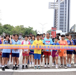 南市馬拉松接力班際賽熱力開跑　逾500名學子齊聚億載金城展現青春活力