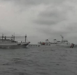 海巡署雙艦執行搜救任務　成功接駁漁工並持續擴搜失聯船長