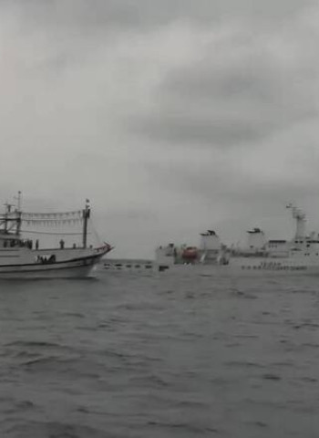 海巡署雙艦執行搜救任務　成功接駁漁工並持續擴搜失聯船長