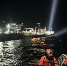 深夜直擊！外籍船舶海上非法駁油　海巡署強勢攔查登檢蒐證