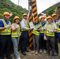 有光就有路！台電攜手千里步道協會　電桿化身國家級綠道引路標誌