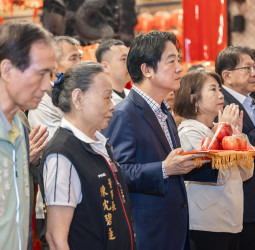 賴清德總統赴屏東慈鳳宮參香祈福　強調政府拚經濟、顧弱勢、強化國安　盼團結讓人民生活越來越好