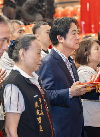 賴清德總統赴屏東慈鳳宮參香祈福　強調政府拚經濟、顧弱勢、強化國安　盼團結讓人民生活越來越好