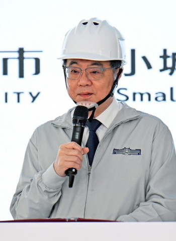 行政院長卓榮泰視察嘉義市西區全民運動館　拚今年9月9日營運打造全民運動與選手培育基地