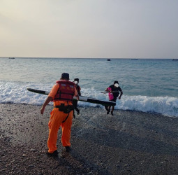 臺東三和外海SUP翻覆　海巡署聯手漁民即刻救援2人脫困