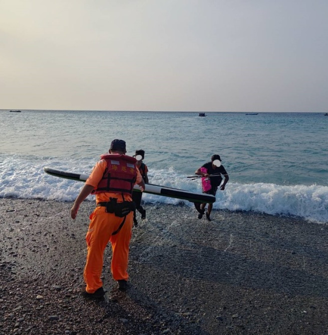 臺東三和外海SUP翻覆　海巡署聯手漁民即刻救援2人脫困
